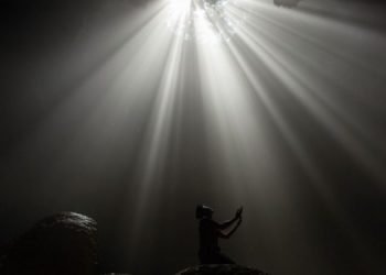 Esai: Sepi yang Menerangi