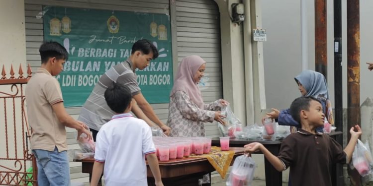 LDII Kota Bogor Bagikan 1225 Takjil untuk Masyarakat Umum