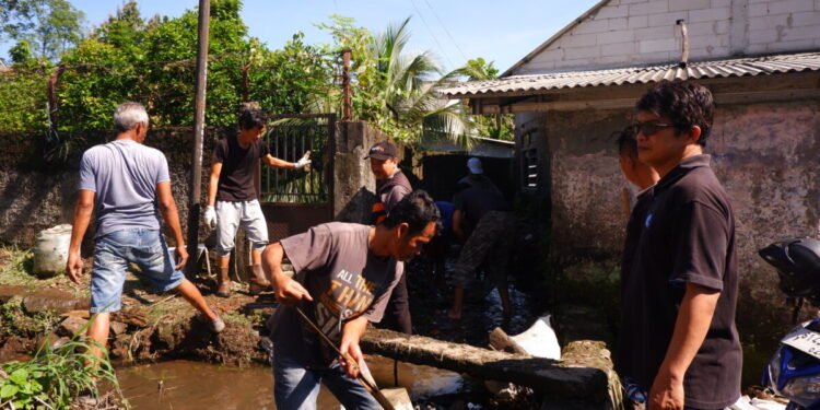 PAC LDII Kelurahan Cikaret Bersama Warga Gelar Kerja Bakti Jelang Idul Adha