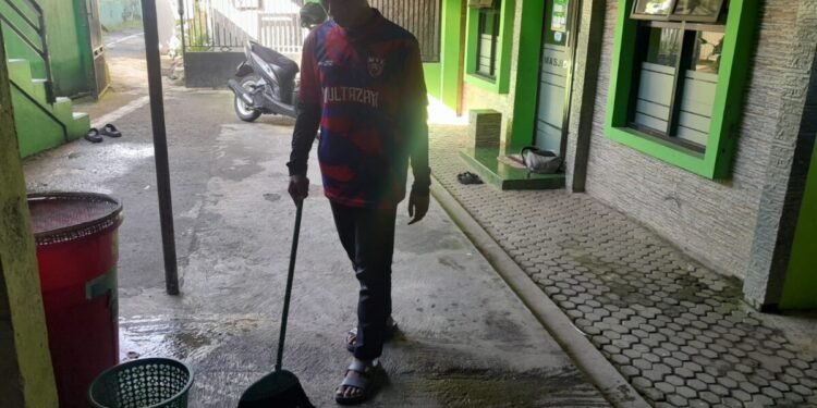 PAC LDII Kelurahan Pakuan Gelar Aksi Giat Bersih Serentak di Masjid Baitul Izza Tajur