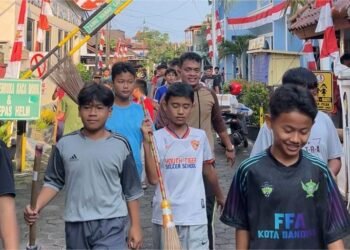 Kolaborasi Hebat! Santri, Murid Multazam, dan Warga Budi Agung Bersih-Bersih Sambut HUT ke-80 RI