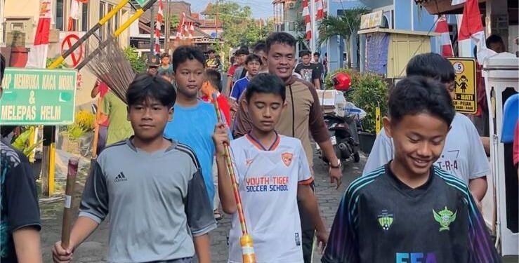 Kolaborasi Hebat! Santri, Murid Multazam, dan Warga Budi Agung Bersih-Bersih Sambut HUT ke-80 RI