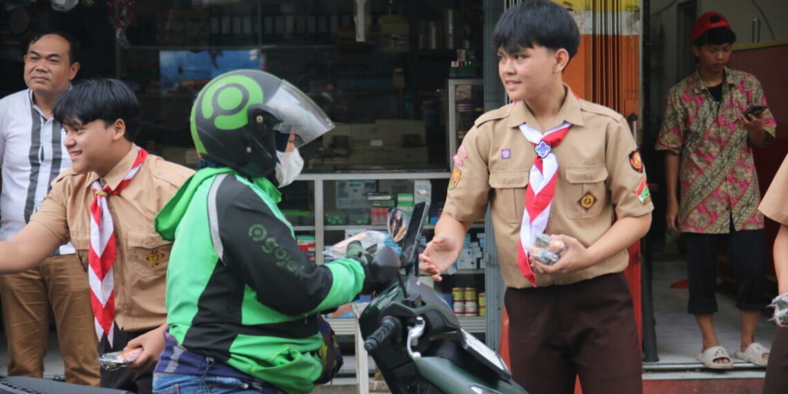 LDII Tanah Sareal Bagikan Takjil Gratis untuk Warga